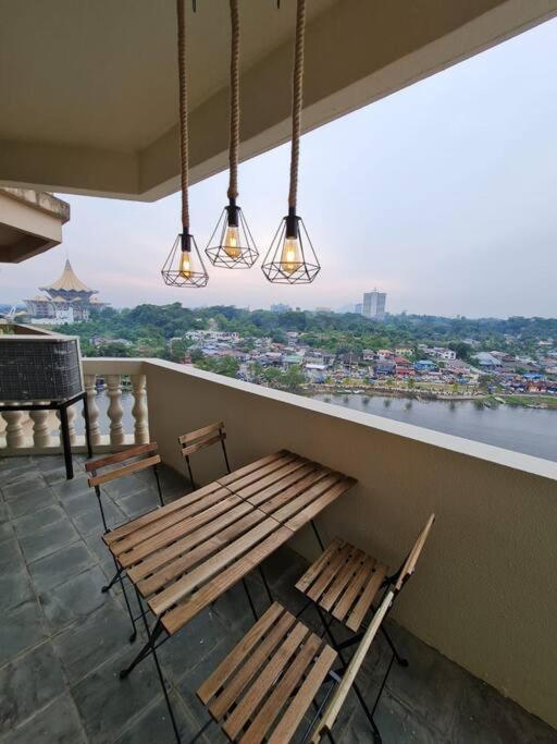 Lovely Waterfront Riverbank Suite With Pool A2 クチン エクステリア 写真