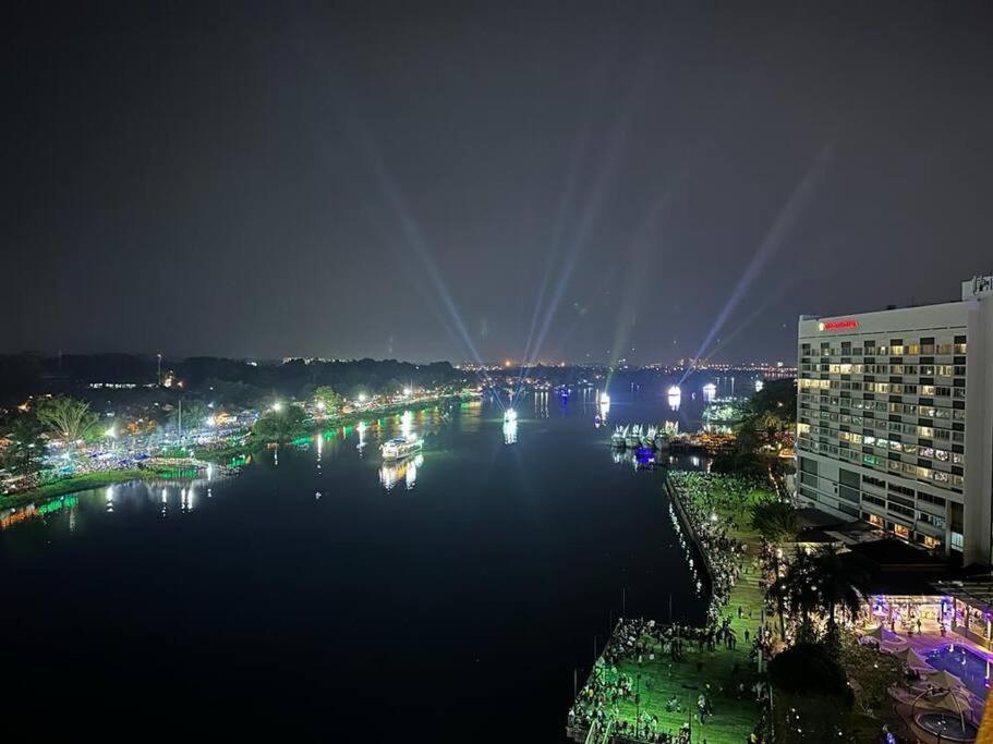Lovely Waterfront Riverbank Suite With Pool A2 クチン エクステリア 写真