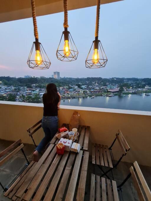 Lovely Waterfront Riverbank Suite With Pool A2 クチン エクステリア 写真