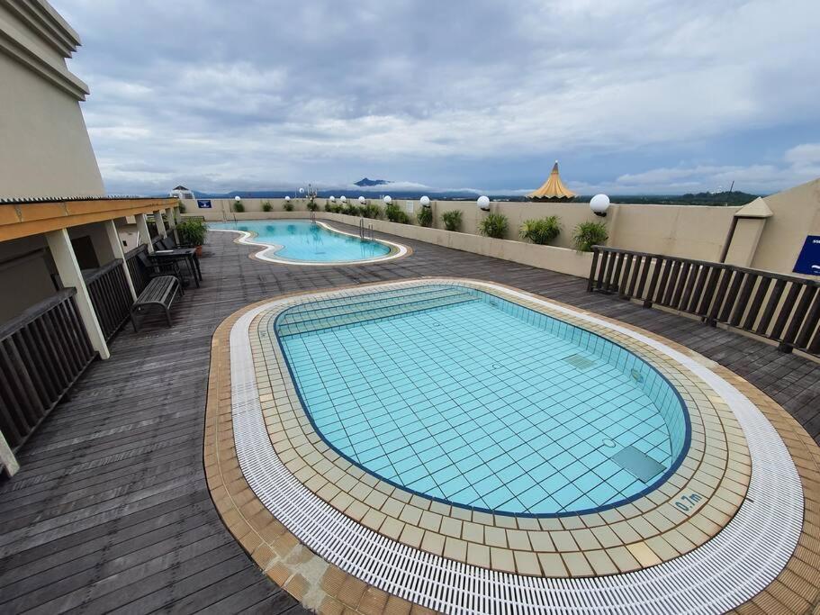 Lovely Waterfront Riverbank Suite With Pool A2 クチン エクステリア 写真